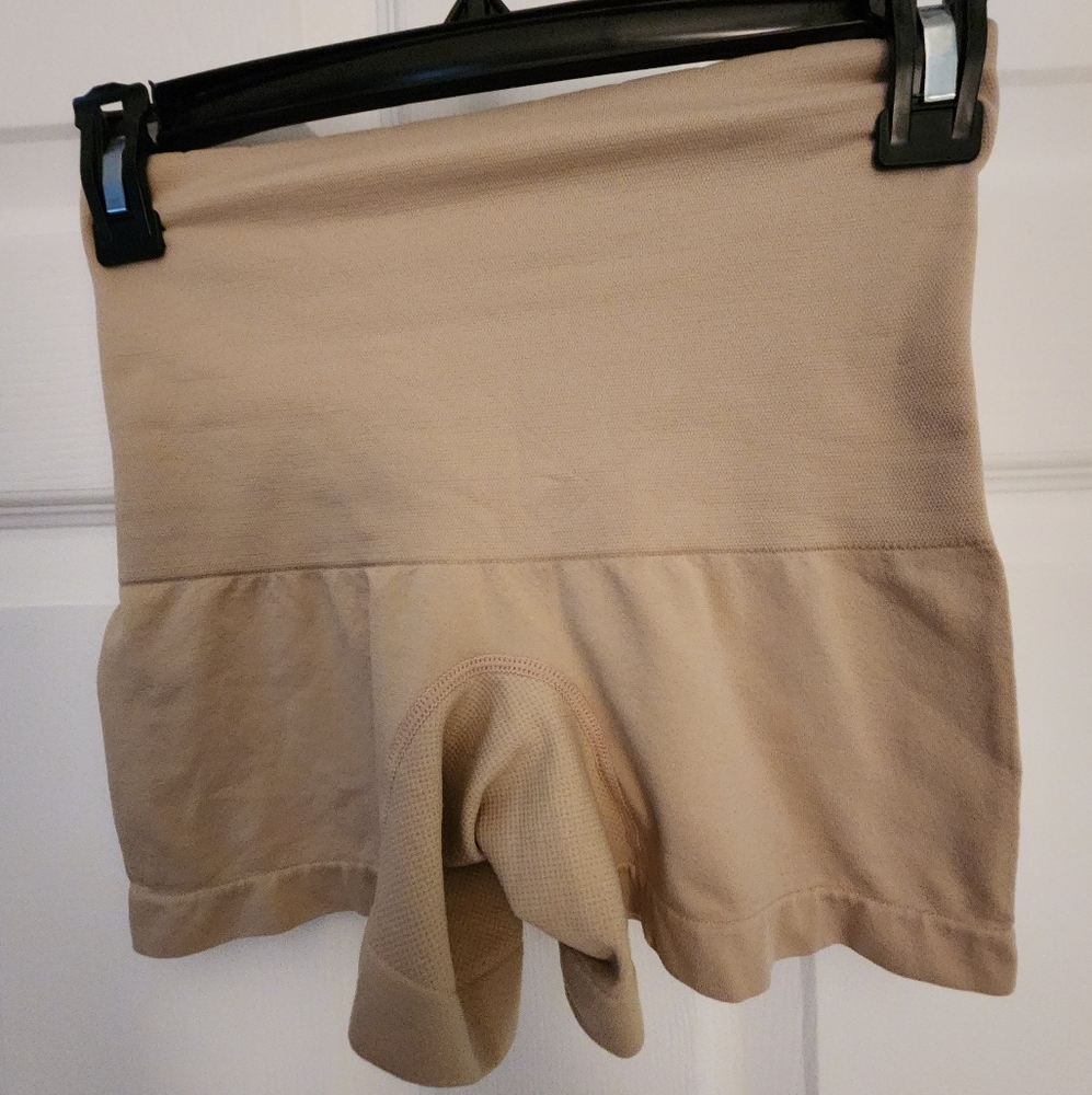 NWOT Secret Possessions Shapewear Beige Nude Shaping Spandex Shorts Size Medium